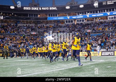 Dezember 2023; Charlotte, NC, USA; der Verteidiger Sean Martin (91) der West Virginia Mountaineers führt sein Team während des Duke’s Mayo Bo auf das Feld Stockfoto