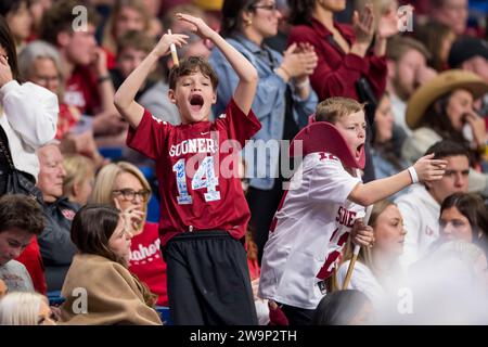 San Antonio, TX, USA. Dezember 2023. Fans der Oklahoma Sooners beim Valero Alamo Bowl NCAA-Fußballspiel zwischen den Arizona Wildcats und den Oklahoma Sooners in San Antonio, Texas. Trask Smith/CSM/Alamy Live News Stockfoto