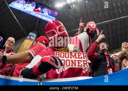 San Antonio, TX, USA. Dezember 2023. Ein Fan der Oklahoma Sooners während des Valero Alamo Bowl NCAA-Fußballspiels zwischen den Arizona Wildcats und den Oklahoma Sooners in San Antonio, Texas. Trask Smith/CSM/Alamy Live News Stockfoto