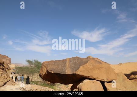 Touristen in Jabal Ikmah auf einer Tour durch Alula in Saudi-Arabien Stockfoto