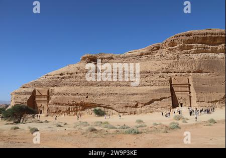 Reisende im Al Banat auf einer Tour durch Hegra in der Arabischen Wüste Stockfoto