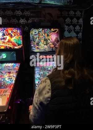 Kansas City, Missouri - 28. Dezember 2023: Die Retro Arcade Bar in Kansas City Stockfoto