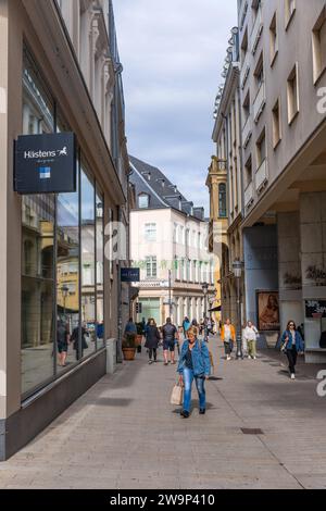 Luxemburg: 1. August 2023: Die Einkaufsstraße der Stadt luxemburg ist bekannt für ihre schöne Architektur und ihre gemütlichen Terrassen Stockfoto