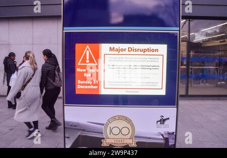 London, Großbritannien. Dezember 2023. Ein Schild am Bahnhof King's Cross warnt vor größeren Reisestörungen an Silvester. Quelle: Vuk Valcic/Alamy Live News Stockfoto