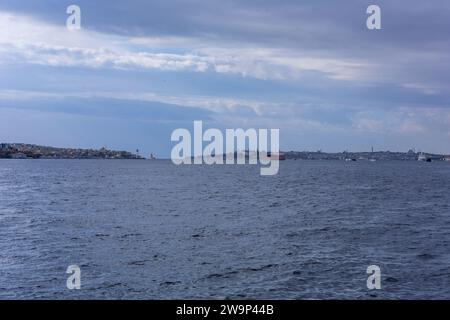 Istanbul, Türkei - 14. November 2023. Die Bosporus-Straße, die an das Marmarameer angrenzt, hat den Maiden's Tower oder den Leander's Tower auf einer Insel vor der Stockfoto