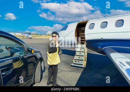 Erstes Weltproblem - VIP-Person wartet vor einem verschlossenen Privatjet, da der Pilot zu spät kommt. Stockfoto