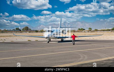 Privatjet wird auf einen Parkplatz am Tucson International Airport gebracht Stockfoto