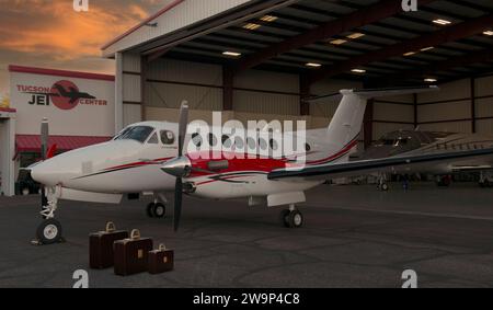 King Air Turbo-Stützflugzeug vor einem Hangar mit Gepäck, das für den Abflug von Tucson AZ bereit ist. Stockfoto