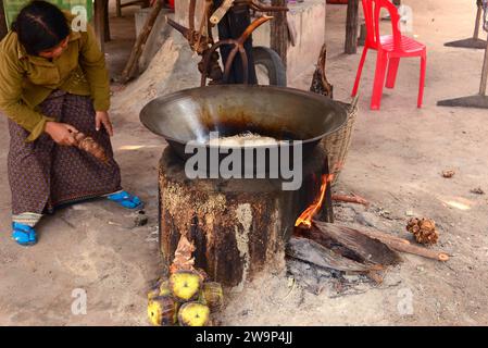 Palmzucker in einem traditionellen Ofen. Siem Reap, Kambodscha. Stockfoto