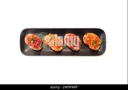Bruschetta mit Lachs und Thunfisch-Tatar auf Ciabatta-Toast isoliert Stockfoto