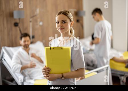 Porträt einer jungen Krankenschwester auf der medizinischen Station Stockfoto