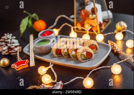 Klassisches Sushi-Brötchen in Sesam mit Lachs, Avocado und Frischkäse. Stockfoto