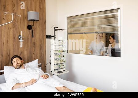 Männlich ruht auf der Krankenstation Stockfoto