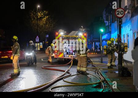 Die London Fire Brigade löschte nachts ein Feuer in einer Wohnung im ersten Stock an der Kingston Road, South Wimbledon, Südwest London, England, Großbritannien Stockfoto