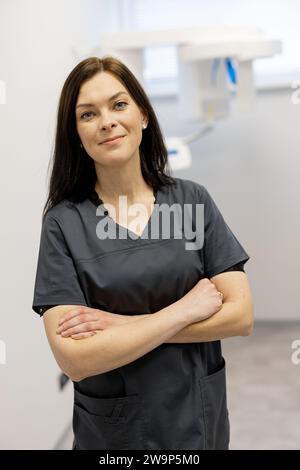 Porträt eines fröhlichen Arztradiologen i Stockfoto