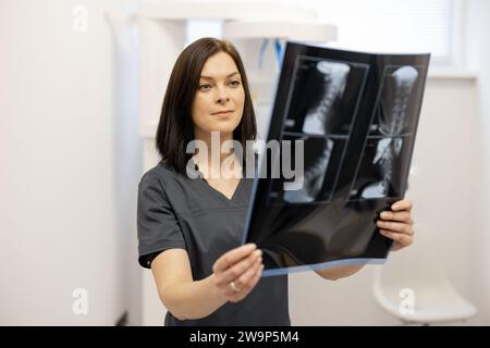 Arzt untersucht eine Röntgenaufnahme der Halswirbelsäule Stockfoto