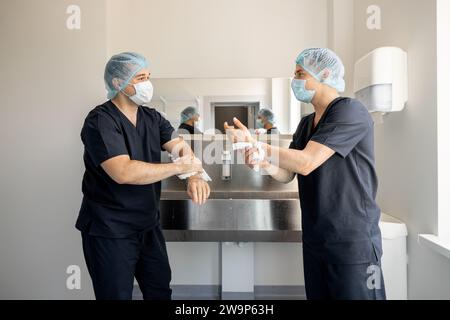Der Chirurg wäscht sich vor der Operation die Hände Stockfoto