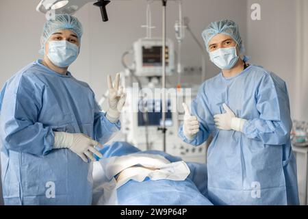 Porträt zweier Chirurgen in steriler Uniform Stockfoto