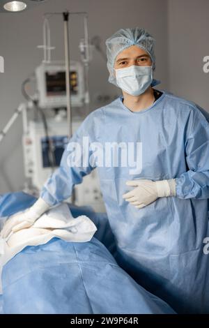 Porträt eines Chirurgen in steriler Uniform Stockfoto