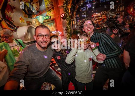 HILVERSUM - Publikum bei der 25. Ausgabe der Top 2000 im gleichnamigen Café im Medienmuseum Beeld en Geluid. Die beliebtesten Songs, für die die Hörer am meisten gestimmt haben, werden bis Silvester im NPO Radio 2 vom Café gespielt. ANP LEVIN DEN BOER niederlande aus - belgien aus Stockfoto