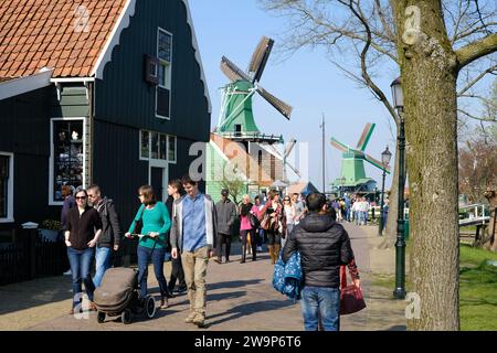 Zaanse Schans, Niederlande - 5. April 2019: Zaanse Schans in Zaandam bei Amsterdam ist vor allem für seine Windmühlen und grünen Holzhäuser bekannt Stockfoto