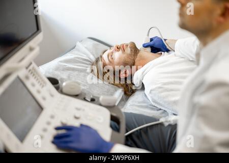 Der Mensch während einer Ultraschalldiagnostik der A. carotis Stockfoto