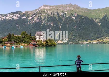 iseltwald, Schweiz - 18. Juni 2022: Schloss Seeburg am Iseltwald im türkisfarbenen Brienzersee in der Schweiz. Stockfoto