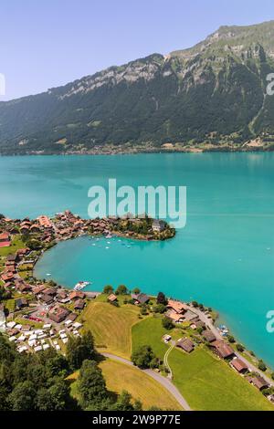 Blick auf das Dorf Iseltwald am türkisfarbenen Brienzersee in der Schweiz. Stockfoto
