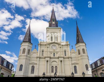 Fassade und Türme der Kathedrale von St. Louis, König von Frankreich im French Quarter von New Orleans in Louisiana Stockfoto