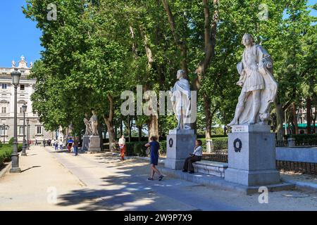 MADRID, SPANIEN - 24. MAI 2017: Es ist eine Gasse mit Kalksteinstatuen spanischer Könige auf der Plaza Oriente vor dem Königspalast. Stockfoto