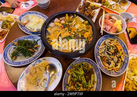 Alishan, Taiwan - 08. Oktober 2023 : köstlicher taiwanesischer Hot Pot in einem chinesischen Restaurant mit Schweinefleisch und verschiedenen Gemüsesorten Stockfoto