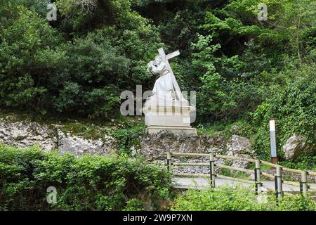 MONTSERRAT, SPANIEN - 15. MAI 2017: Dies ist eine Skulptur des Kreuzweges Jesu auf dem Weg der Gebete zur Heiligen Höhle auf dem Montserrat. Stockfoto