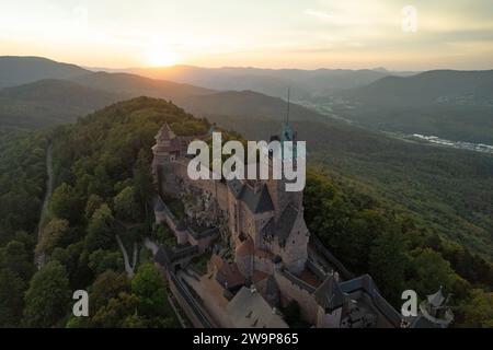 Frankreich, Unterrhein (67)), Route des vins d'Alsace, Orschwiller, Château du haut Koenigsbourg sur les contreforts vosgiens et surplombant la plaine d'als Stockfoto