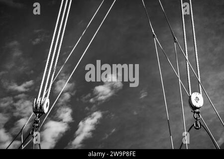 Details über den historischen Holzschoner und Arktis-Pionier Bowdoin, der zur Maine Maritime Academy gehört. Stockfoto