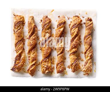 Frisch gebackenes Gebäck mit Schokoladencreme und Mandeln isoliert auf weißem Hintergrund, Blick von oben Stockfoto