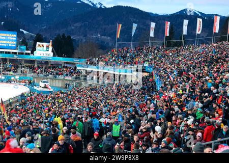Oberstdorf, Deutschland. Dezember 2023. Grandiose Kulisse beim Auftaktspringen der 72. Vierschanzentournee Oberstdorf Credit: dpa/Alamy Live News Stockfoto