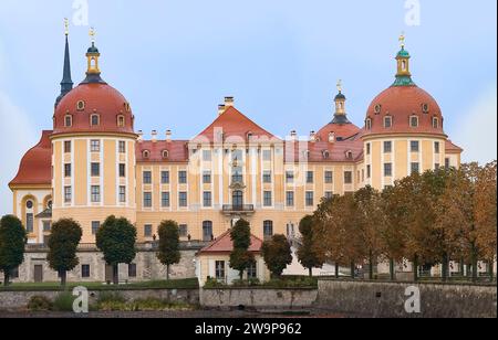 Das Schloss Moritzburg befindet sich bei Dresden im sächsischen Dorf Moritzburg. Das beliebte Märchen drei Nüsse für Aschenputtel wurde auf Schloss Moritzburg gedreht. Stockfoto