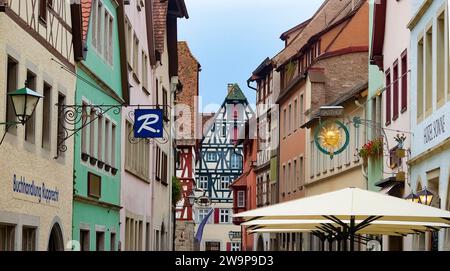 Rothenburg ob der Tauber, Deutschland - 20. Oktober 2023: Alte historische Gebäude in Rothenburg ob der Tauber - alte Festungsstadt in Deutschland. Stockfoto