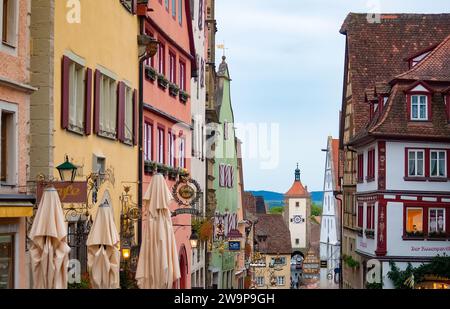 Rothenburg ob der Tauber, Deutschland - 20. Oktober 2023: Alte historische Gebäude in Rothenburg ob der Tauber - alte Festungsstadt in Deutschland. Stockfoto