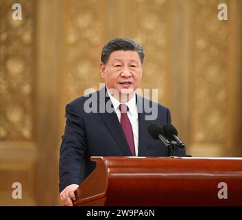 (231229) -- PEKING, 29. Dezember 2023 (Xinhua) -- der chinesische Präsident Xi Jinping, auch Generalsekretär des Zentralkomitees der Kommunistischen Partei Chinas (KPC) und Vorsitzender der Zentralen Militärkommission, hält während des Treffens mit chinesischen diplomatischen Gesandten im Ausland eine wichtige Rede. die in Peking sind, um an der diesjährigen Arbeitskonferenz für ausländische Gesandte in der Großen Halle des Volkes in Peking, der Hauptstadt Chinas, am 29. Dezember 2023 teilzunehmen. Cai Qi, Mitglied des Ständigen Ausschusses des Politbüros des Zentralkomitees der KPCh und Direktor des Generalbüros des C Stockfoto