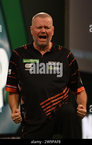 Alexandra Palace, London, Großbritannien. Dezember 2023. 2023/24 PDC Paddy Power World Dart Championships Tag 12 Nachmittag Session; Raymond van Barneveld feiert den Sieg seines Matches gegen Jim Williams 3-1 Credit: Action Plus Sports/Alamy Live News Stockfoto