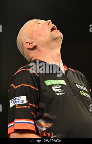 Alexandra Palace, London, Großbritannien. Dezember 2023. 2023/24 PDC Paddy Power World Dart Championships Tag 12 Nachmittag Session; Raymond van Barneveld feiert den Sieg seines Matches gegen Jim Williams 3-1 Credit: Action Plus Sports/Alamy Live News Stockfoto