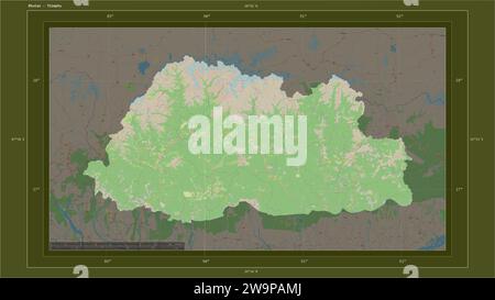 Bhutan wird auf einer topografischen Karte im OSM-Standard-Stil mit dem Hauptpunkt des Landes, kartographischem Raster, Entfernungsskala und Kartengrenzenkoo hervorgehoben Stockfoto