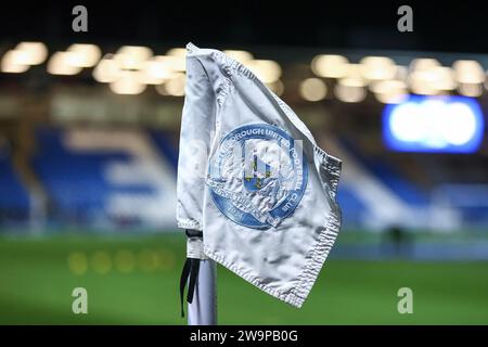 Peterborough, Großbritannien. Dezember 2023. Die Eckfahne im Weston Homes Stadium während des Spiels der Sky Bet League 1 Peterborough United gegen Barnsley im Weston Homes Stadium, Peterborough, Vereinigtes Königreich, 29. Dezember 2023 (Foto: Mark Cosgrove/News Images) in Peterborough, Vereinigtes Königreich am 29. Dezember 2023. (Foto: Mark Cosgrove/News Images/SIPA USA) Credit: SIPA USA/Alamy Live News Stockfoto