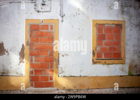 Charmantes historisches Haus im Zentrum von Evora, kürzlich mit Ziegeln an Türen und Fenstern verschlossen. Stockfoto