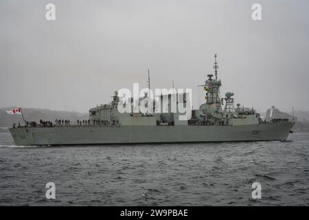 Die Royal Canadian Navy Fregatte HMCS Montreal startet an einem verschneiten und windigen Tag von Halifax, Nova Scotia, Kanada zur Operation Projection. Stockfoto