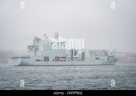 Das Übergangsschiff der Royal Canadian Navy, MV Asterix, verlässt Halifax, Nova Scotia, Kanada. Stockfoto