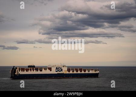 ACL-Containerschiff Atlantic Sky verlässt den Hafen von Halifax aus Sicht von Chebucto Head in Halifax, Nova Scotia, Kanada. Stockfoto