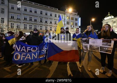 Prag, Tschechische Republik. Dezember 2023. Öffentliche Kundgebung der Stimme der Ukraine mit dem Titel "Sanktionen für ruZZia, Waffen für die Ukraine" zu Ehren der Opfer des massiven russischen Raketenangriffs auf die Ukraine in Prag, Tschechische Republik, 29. Dezember 2023. Quelle: Katerina Sulova/CTK Photo/Alamy Live News Stockfoto