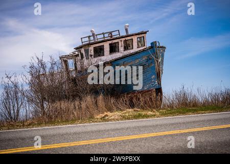 Verlassenes hölzernes Fischerboot verrottete langsam an der Ostküste von Nova Scotia, Kanada. Stockfoto